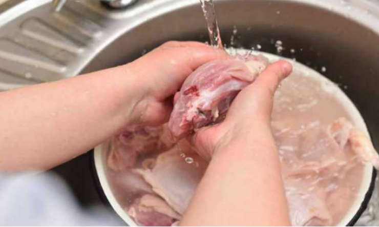 إليك الطريقة الصحيحة لتنظيف الدجاج النيئ