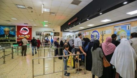 الاحتلال يمنع سفر 18 مواطنا عبر معبر الكرامة