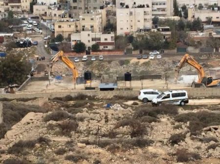 قوات الاحتلال تهدم مبنى سكنيا في بيت حنينا