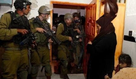 الاحتلال يعتقل مواطنا ونجله من عزون