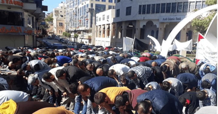 المئات يؤدون صلاة الجمعة وسط الخليل احتجاجا على قانون الضمان