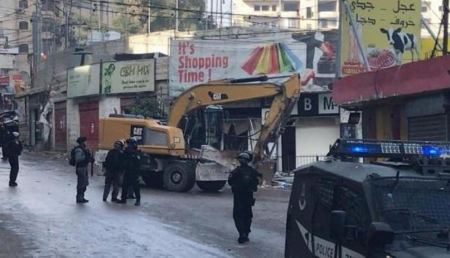 الاحتلال يداهم المحال التجارية في مخيم شعفاط