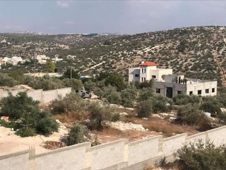 قوات كبيرة من جيش الاحتلال تحاصر منزل منفذ