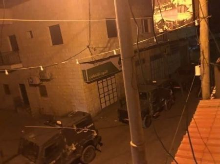 قوات الاحتلال تفجر ابواب المنازل خلال حملة تفتيش واسعة شمال طولكرم