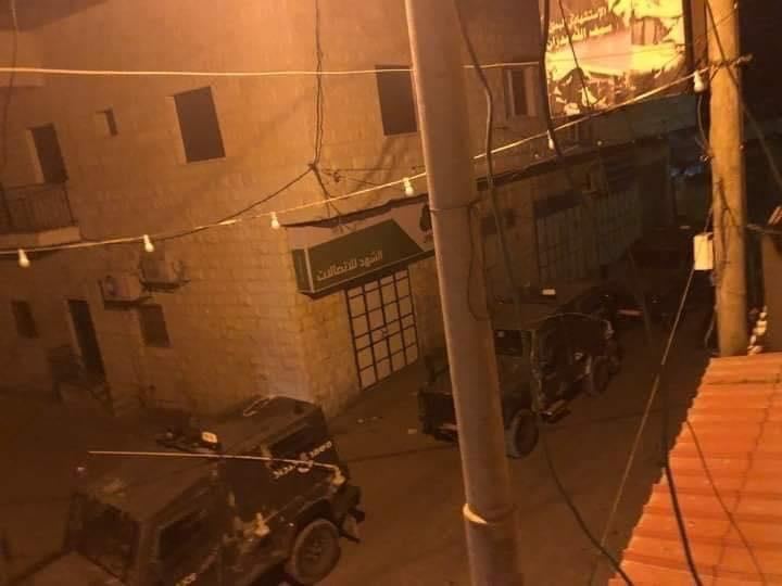 قوات الاحتلال تفجر ابواب المنازل خلال حملة تفتيش واسعة شمال طولكرم