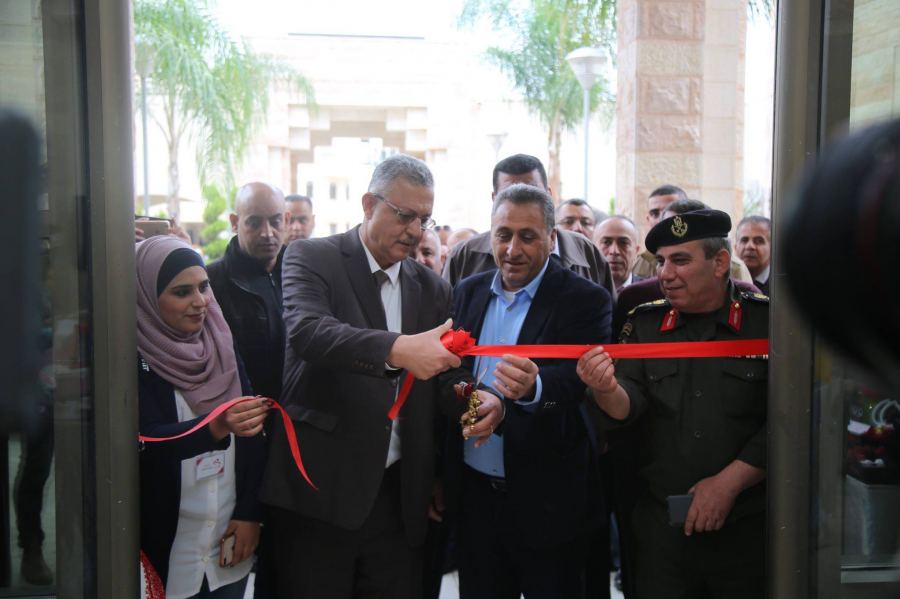 خضوري ولجنة مشروع مكان آمن تفتتحان بازار مكان آمن الخيري الثاني