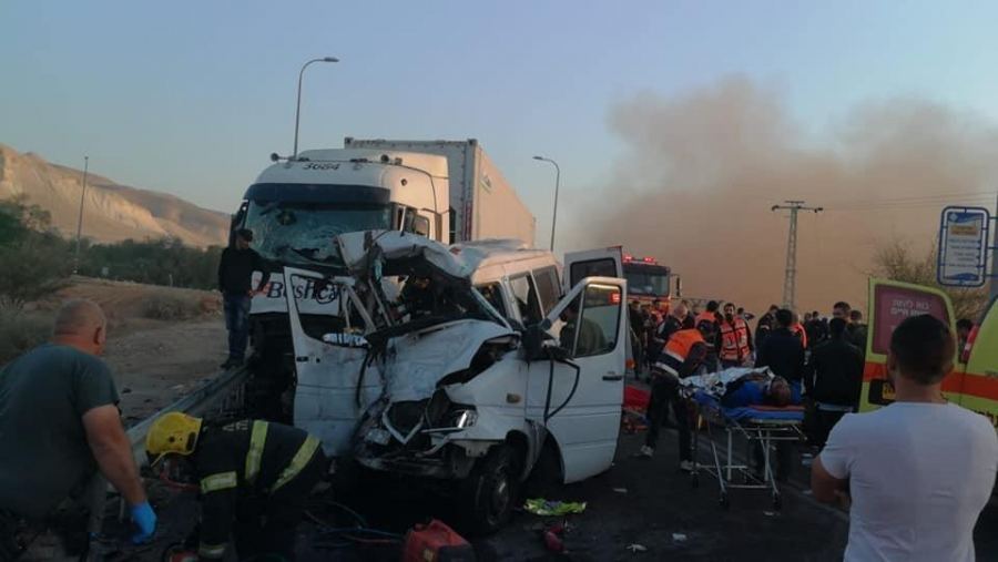 وفاة 6 عمال فلسطينيين بحادث مروع على طريق 90 قرب اريحا
