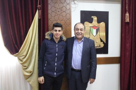  محافظ جنين يهنأ بطل فلسطين في مسابقة تحدي القراءة