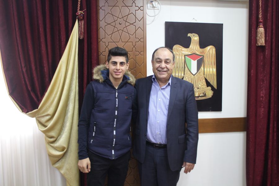  محافظ جنين يهنأ بطل فلسطين في مسابقة تحدي القراءة