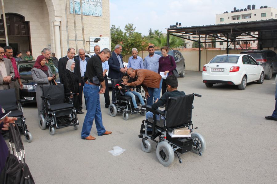  تسليم مكرمة رئاسية لذوي الإعاقة الحركية في محافظة جنين 