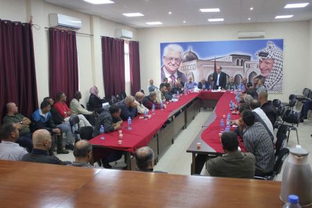 المحافظ و المؤسسة الامنية يبحثان آليات العمل المشترك و التعاون مع حركة فتح اقليم جنين