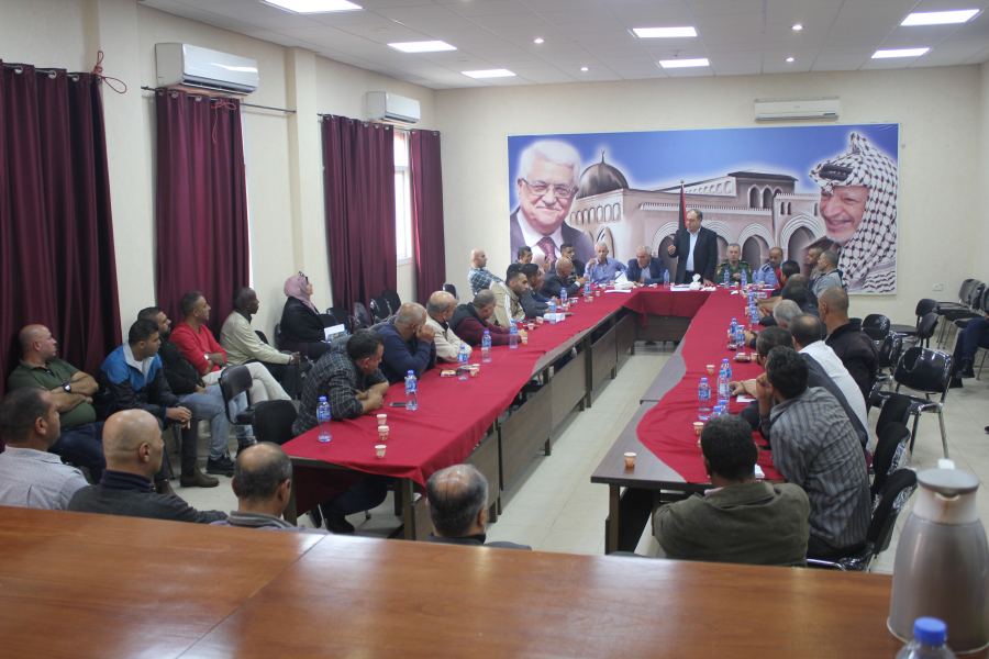 المحافظ و المؤسسة الامنية يبحثان آليات العمل المشترك و التعاون مع حركة فتح اقليم جنين