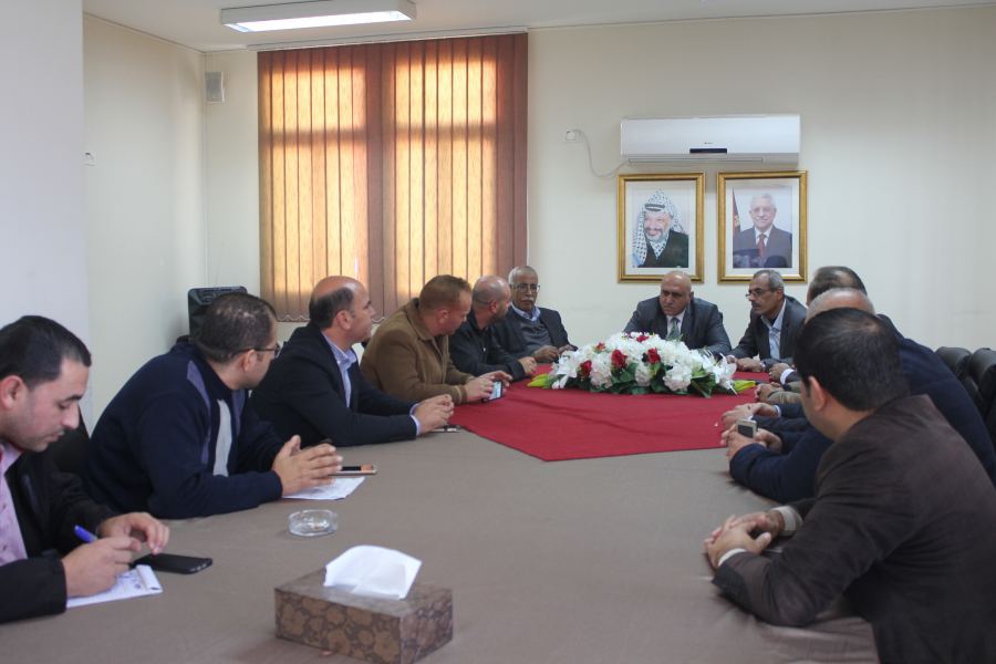  المحافظ الرجوب يطلع على عمل مكب زهرة الفنجان