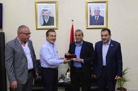 قلقيلية : المحافظ يلتقي وفدا تركيا ويطلعه على واقع المحافظة