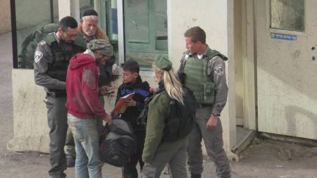 اعتقال طفلين قرب الحرم الابراهيمي بالخليل