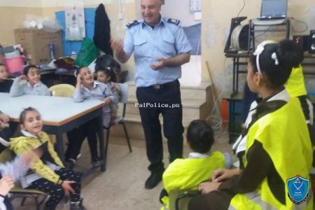الشرطة تنظم محاضرة حول السلامة المرورية في مدرسة فقوعة الاساسية في جنين