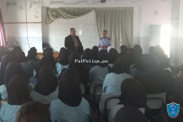 الشرطة تنظم محاضرة حول الجرائم الالكترونية في مدرسة بنات فقوعة الثانوية في جنين