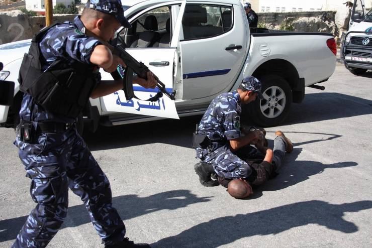 الشرطة: ضبط مطلوبين وأسلحة في بيت لحم