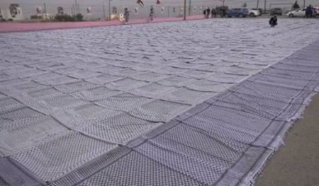  الخليل تحتضن أكبر كوفية فلسطينية في العالم