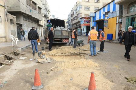 بلدية غزة تستخدم 900 مترا من البلاط في صيانة الشوارع