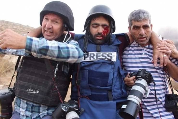 الخليل: جندي إسرائيلي يطلق رصاصة على عين صحفي