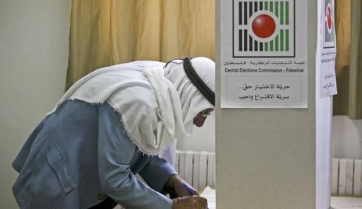 لجنة الانتخابات تنهي مشاوراتها وتتسلم رد 'حماس'