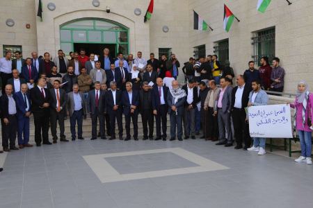  قلقيلية : وقفة احتجاجية على اغلاق مديرية التربية والتعليم ومكتب تلفزيون فلسطين في القدس