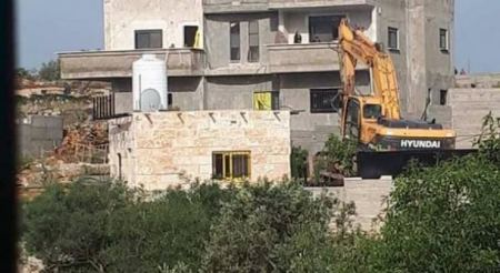 رام الله: الاحتلال يهدم منزلين في قرية شقبا