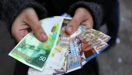  محافظ نابلس: السماح بحركة الموظفين العموميين اليوم فقط لسحب رواتبهم