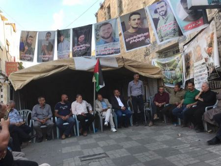 ذوو شهداء وأسرى وأسرى محررون من القدس ورام الله وبيت لحم يشاركون في وقفة المطالبة باسترداد جثامين الشهداء بجنين