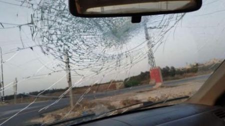 مستوطنون يهاجمون المركبات ويغلقون طريق جنين- نابلس