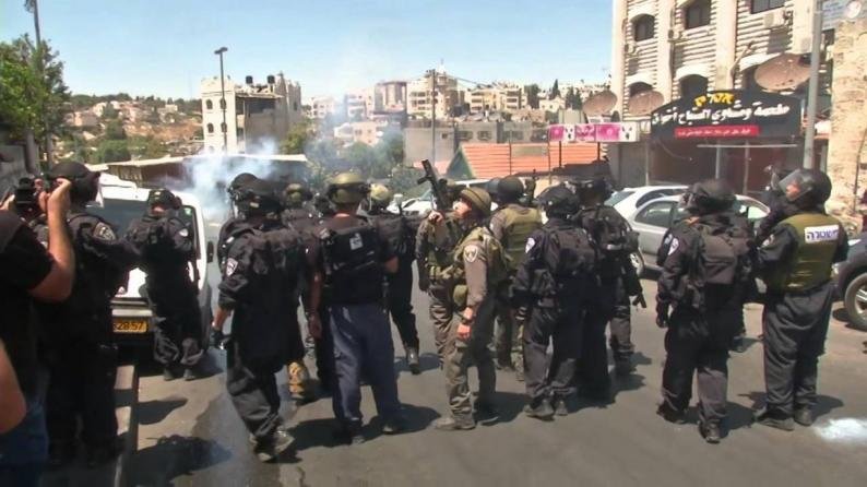 قوات الاحتلال تعتدي على المصلين في حي وادي الجوز بالقدس 