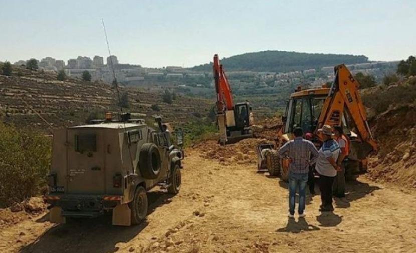 الاحتلال يغلق طريقا زراعيا في الخضر جنوب بيت لحم