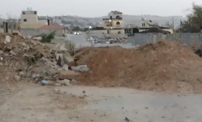 الاحتلال يغلق الشارع الغربي لمدينة طولكرم بالسواتر الترابية 