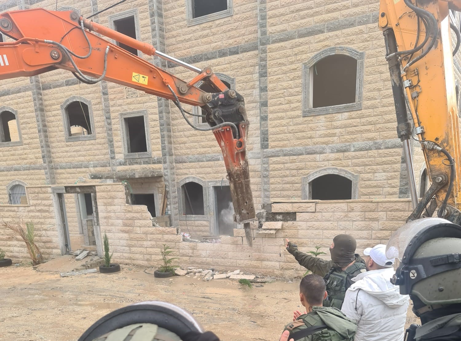 الاحتلال يشرع بهدم بناية في ارطاس جنوب بيت لحم