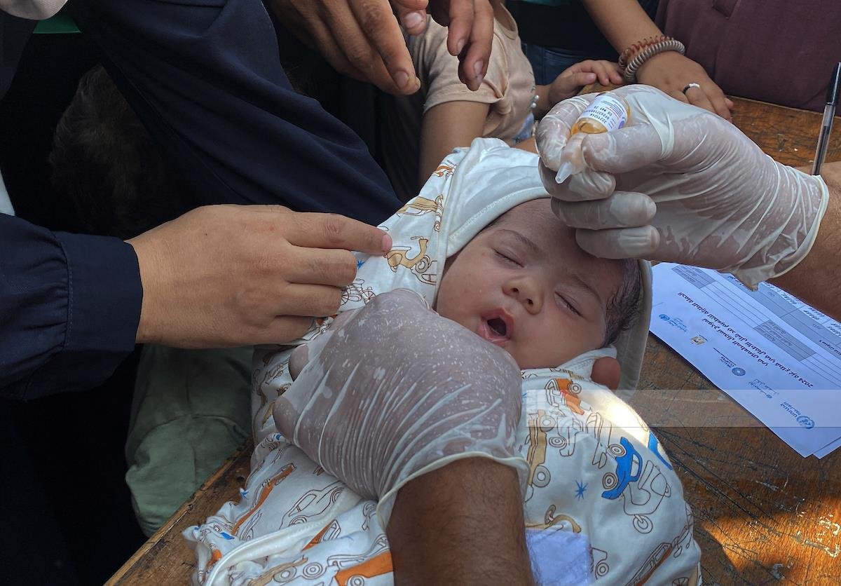 إصابة 3 أطفال إثر إلقاء الاحتلال قنبلة على عيادة تشهد حملة تطعيم شمال غزة