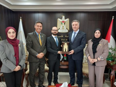 وفد من الجامعة العربية الأمريكية يزور المشرف العام على الإعلام الرسمي لتعزيز آفاق التعاون المشترك