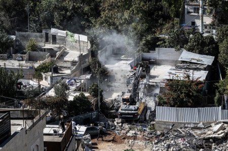 قوات الاحتلال تهدم المنزل الذي حاصرته في بلدة برقين