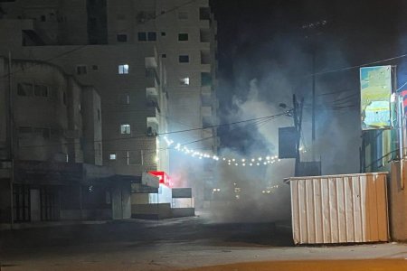 الاحتلال يطلق الرصاص والغاز السام صوب منازل المواطنين في مخيم الفوار