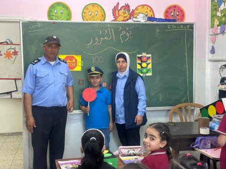 الشرطة تنفذ أنشطة ومحاضرات توعوية في جنين وقلقيلية والخليل