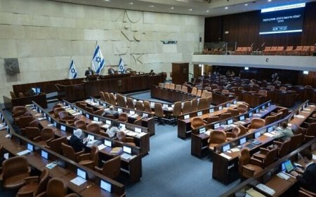 الكنيست يقر مشروع قانون يوسع نفوذ الحكومة على الإعلام