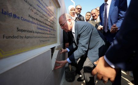 رئيس الوزراء يضع حجر الأساس لمشروع نقاط الربط لنظام تزويد المياه بالجملة في عابود