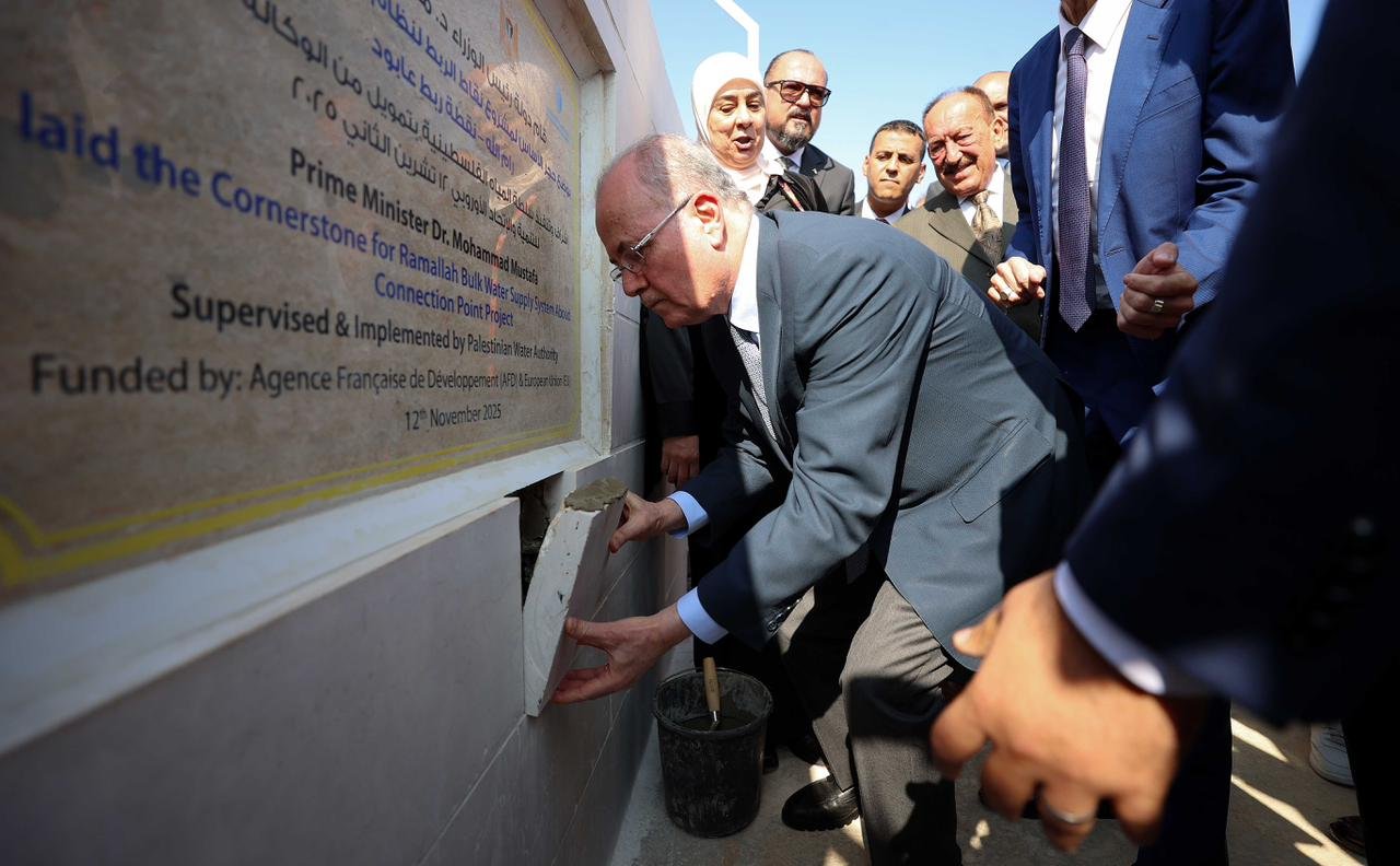 رئيس الوزراء يضع حجر الأساس لمشروع نقاط الربط لنظام تزويد المياه بالجملة في عابود