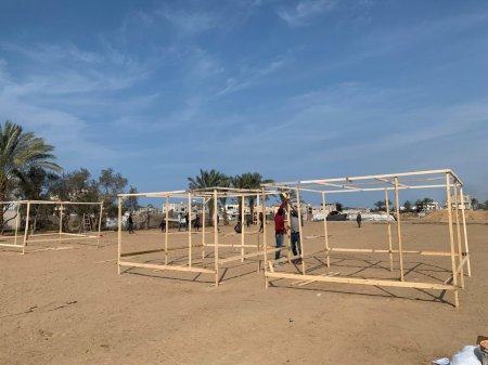 غرفة العمليات الحكومية تشرع بإنشاء أول مركز إيواء بخيام محلية الصنع في دير البلح بالشراكة مع الـUNDP