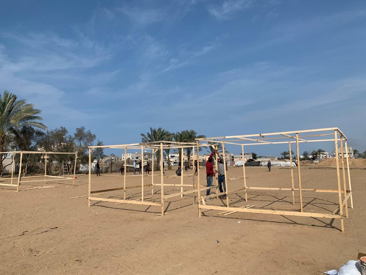 غرفة العمليات الحكومية تشرع بإنشاء أول مركز إيواء بخيام محلية الصنع في دير البلح بالشراكة مع الـUNDP