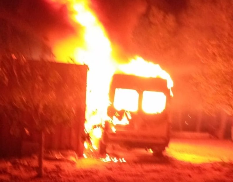 مستعمرون يحرقون ثلاثة منازل وثلاث مركبات و