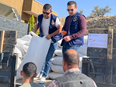 الإغاثة الزراعية تسلّم 15 طنًّا من البذور لتعزيز صمود 125 مزارعًا في مسافر يطا