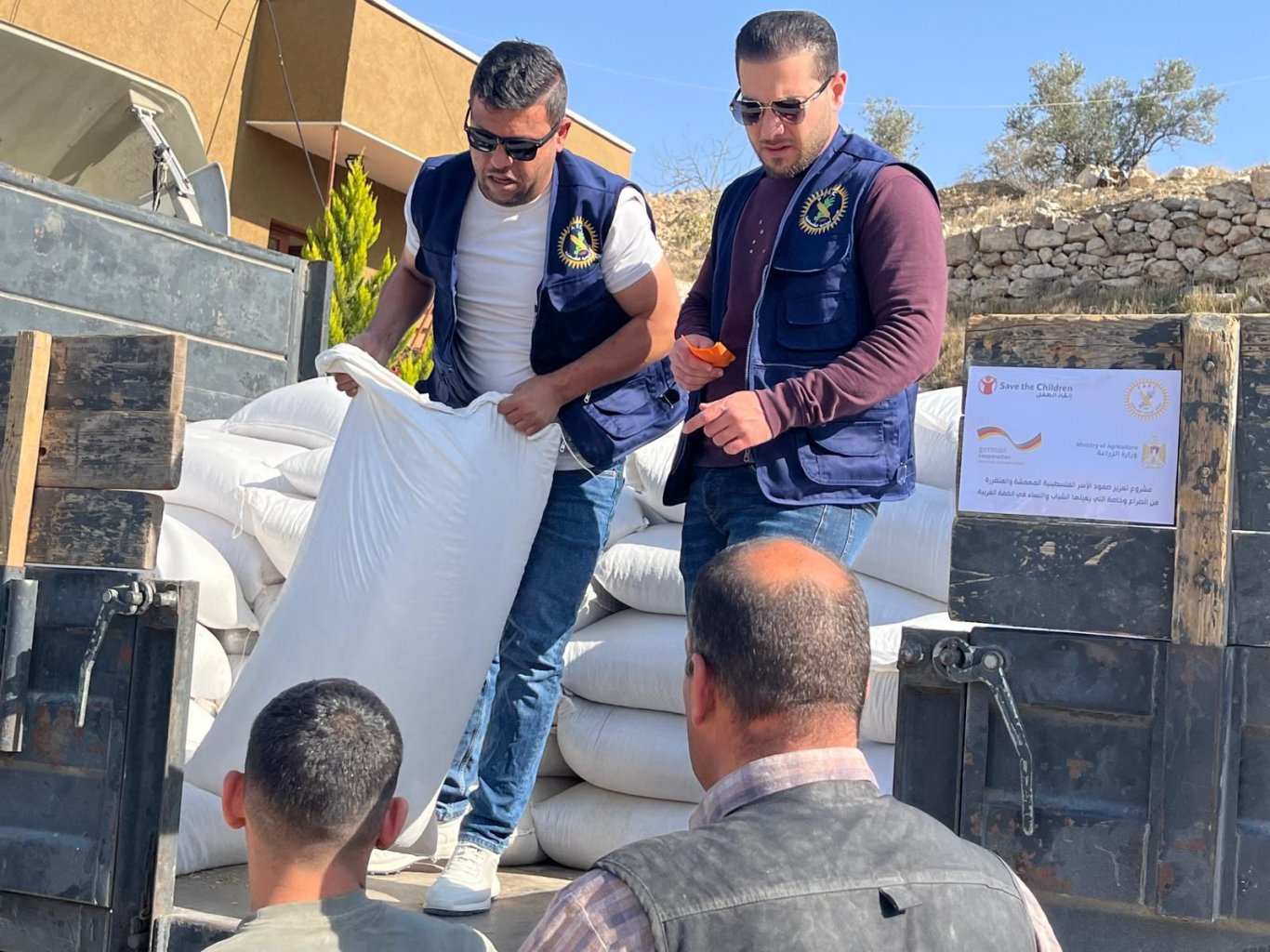 الإغاثة الزراعية تسلّم 15 طنًّا من البذور لتعزيز صمود 125 مزارعًا في مسافر يطا