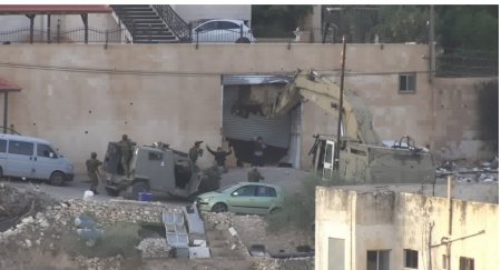 الاحتلال يواصل اقتحام منازل المواطنين والاعتداء عليهم في مخيم الفارعة جنوب طوباس