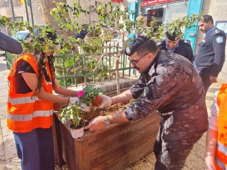 الشرطة ومفوضية كشافة بيت لحم يطلقان فعالية تطوعية لتزيين شوارع المدينة استعداداً لاستقبال أعياد الميلاد